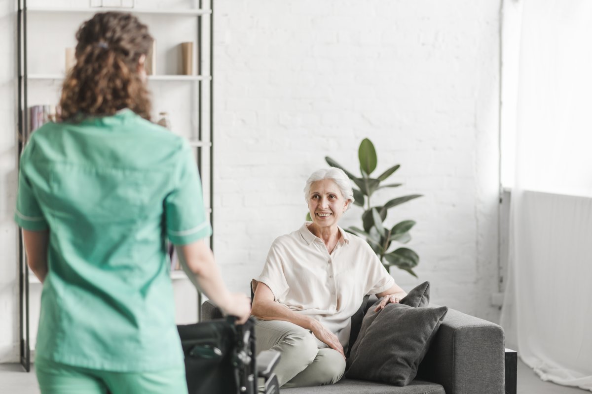 Infirmière rendant visite à une patiente Infirmière rendant visite à une patiente