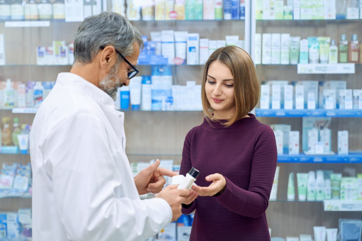 Pharmacien conseillant une cliente Pharmacien conseillant une cliente